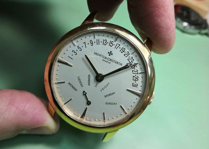 Часы Vacheron Constantin Patrimony Retrograde на столе мастера
